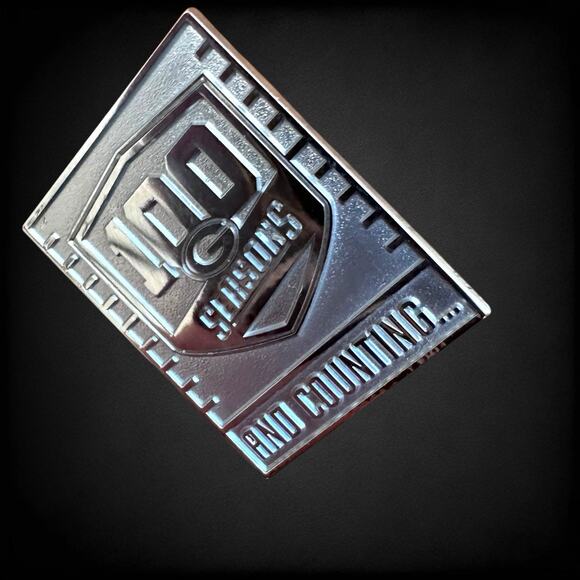 Packers Pins HARD TO FIND Green Bay Pin - 100 SEASONS Commemorative NFL Pin 👀 - Picture 4 of 5